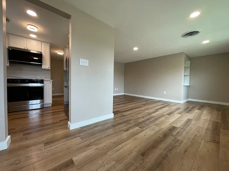 239 E Crestwood St #4 — Photo 3