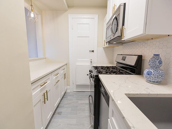 3rd image of 2052 N Lincoln Park W APT 711