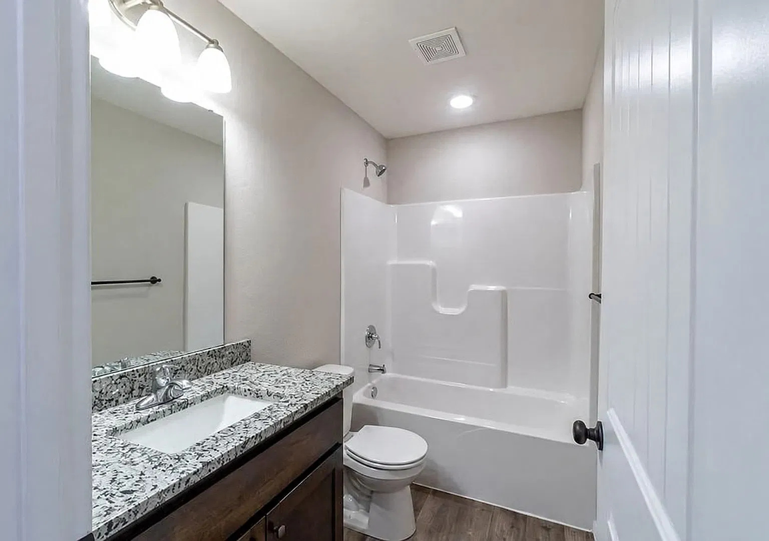 Comfy 3-bedroom, 2-bath home — Photo 3