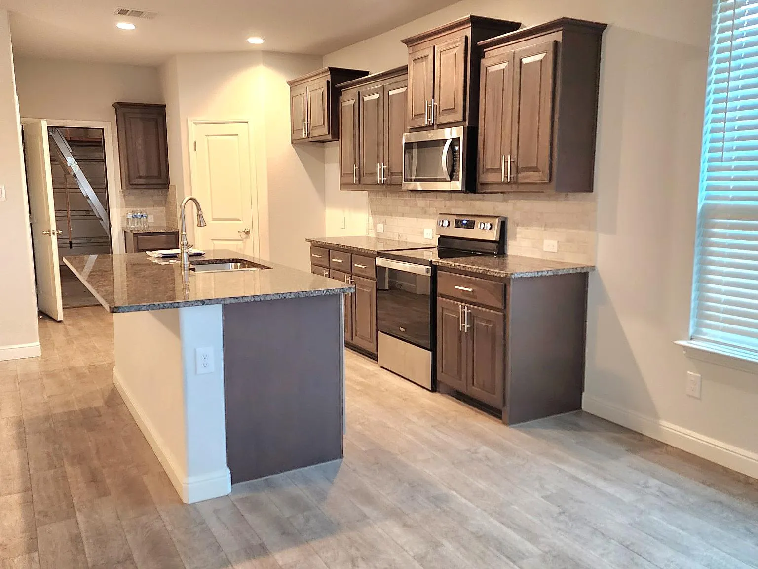 4 bed, 1818 sqft, $2,398 — Photo 2