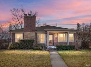681 Hollywood Ave, Grosse Pointe Woods, MI 48236