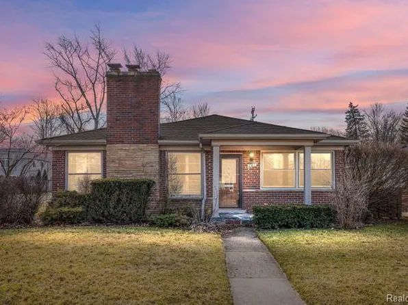 681 Hollywood Ave, Grosse Pointe Woods, MI 48236