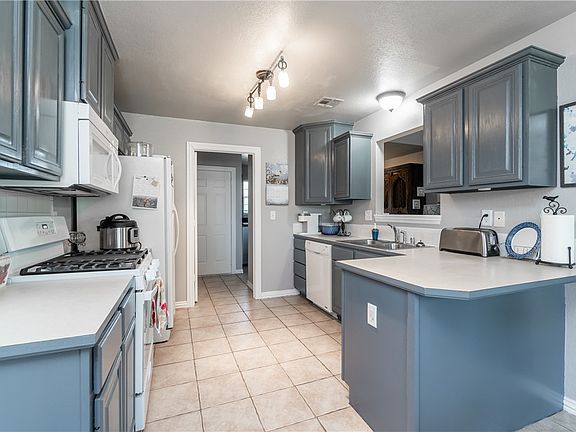 3rd image of 1009 Applewood Cir
