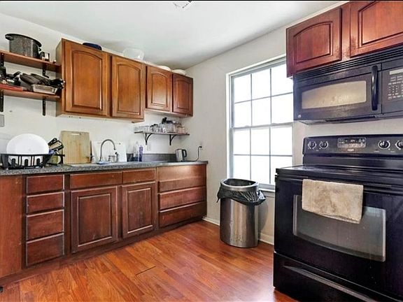 3rd image of 3011-13 Spain St
