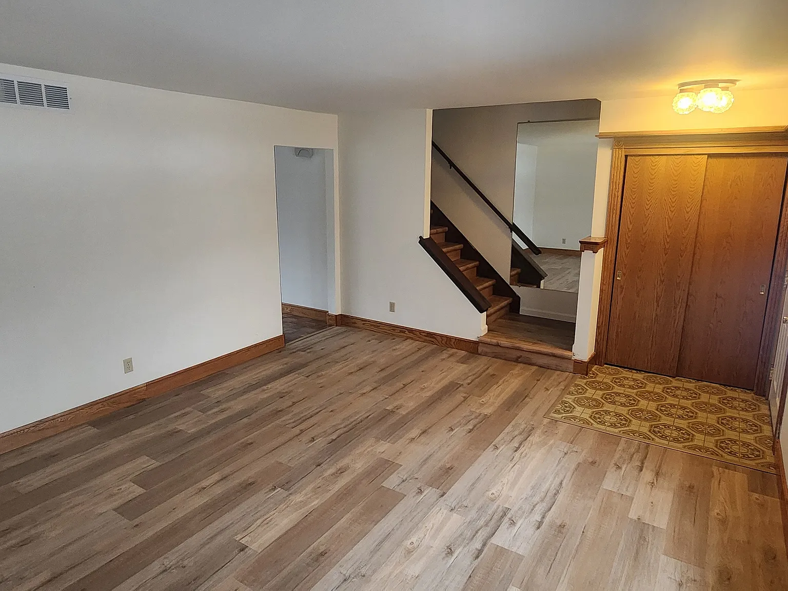 3 bed, 1.5 bath, 1300 sqft, $2,100 — Photo 3