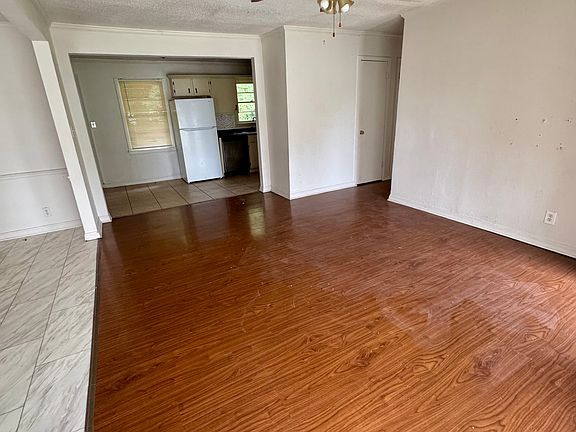 3rd image of 1805 Leslie St