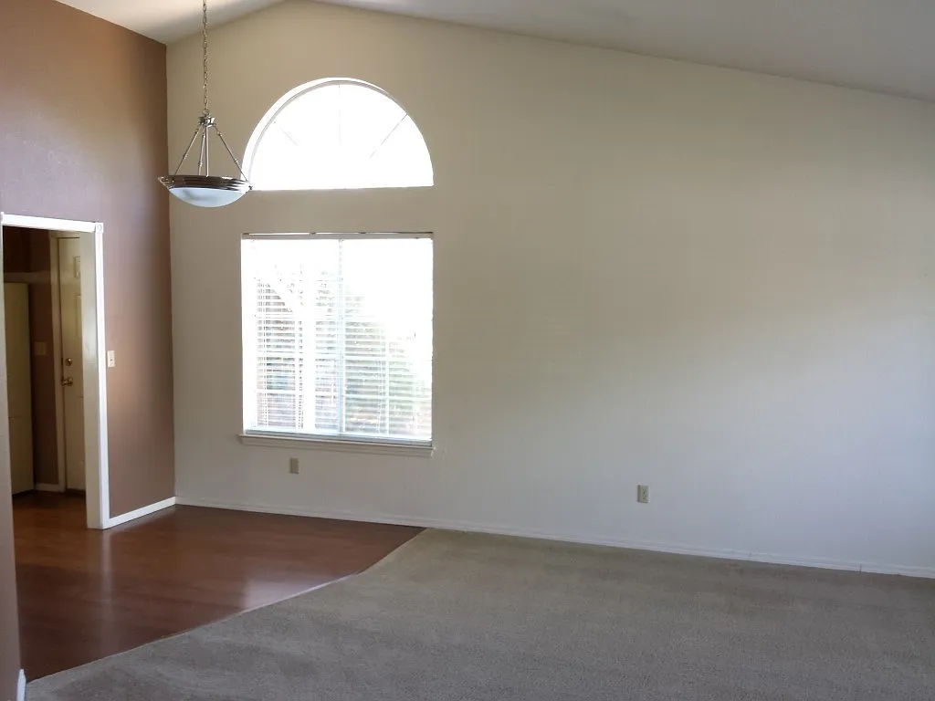 Spacious Home in Mountain View Heights — Photo 3