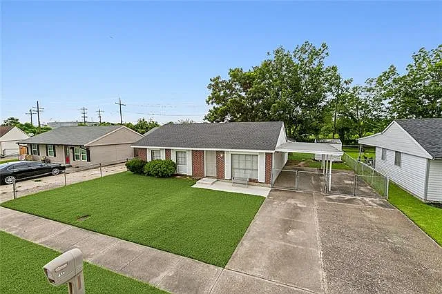 3 bed, 1.5 bath, 1183 sqft, $1,700 — Photo 2