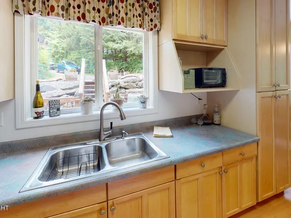 12399 Blackberry Ln, Ketchikan, AK 99901