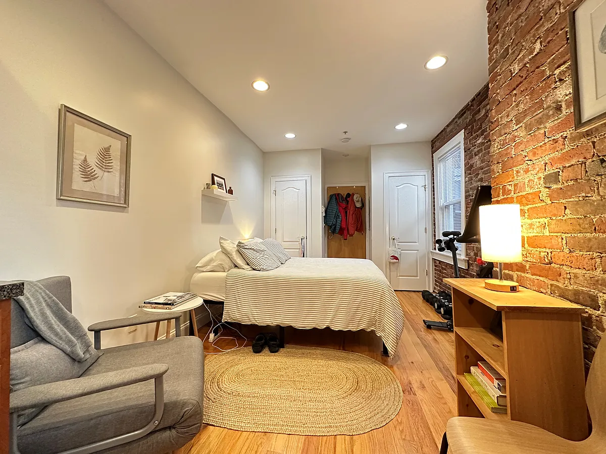 Building Photo - 3 Thacher Ct #8