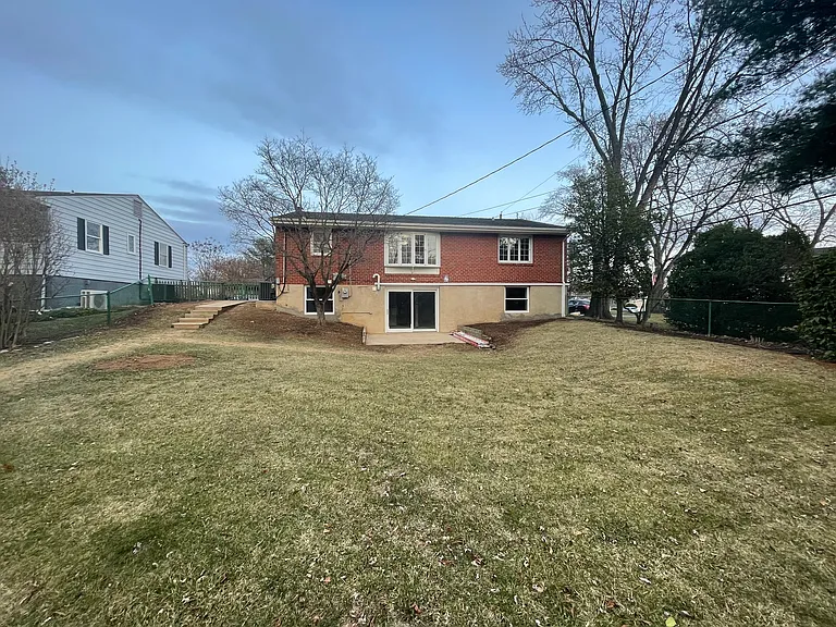 2106 Suburban Greens Dr — Photo 3