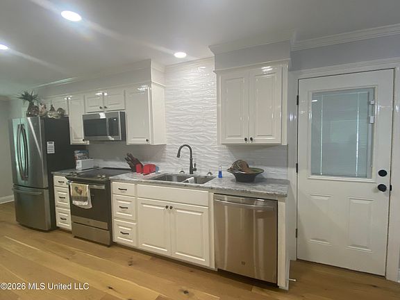4th image of 2044 Viking St