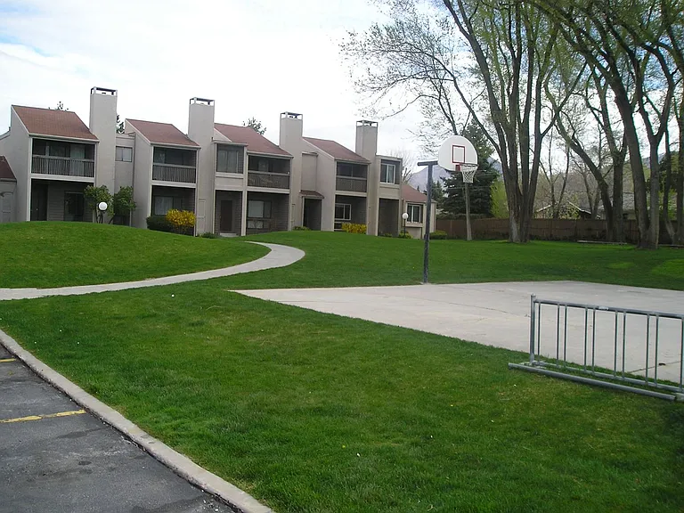 1639 E Saint Charles Pl — Photo 21