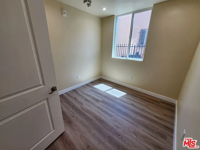 2726 S Cochran Ave #101 — Photo 13