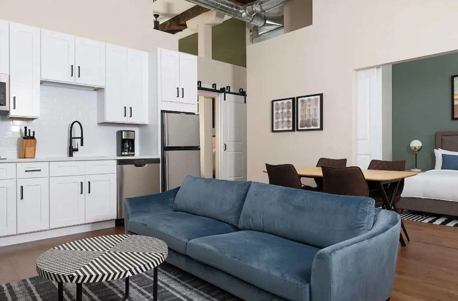2 bed, 1.0 bath, 548 sqft, $8,820 — Photo 2