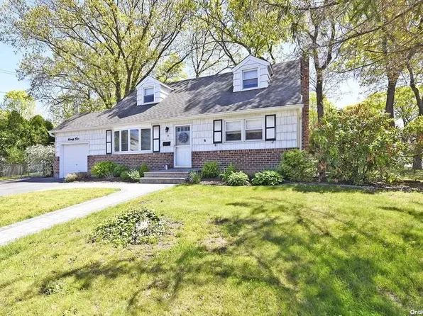 95 Roosevelt Avenue, Massapequa Park, NY 11762