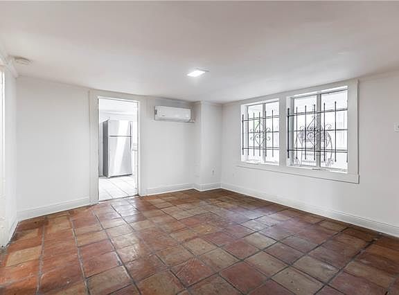 4th image of 5245 1/2 Prytania St