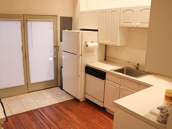 Kitchen has all applicances