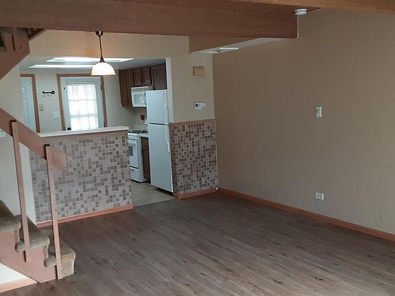 3rd image of 494 Meadow Green Ln