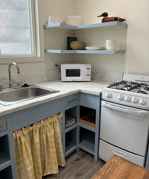 Full kitchen includes all you need to cook at home (although there are great restaurants around the corner for easy takeout...definitely try Fish Bar!)