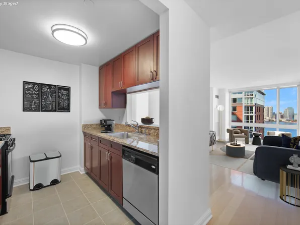 211 North End Avenue image 2 of 14