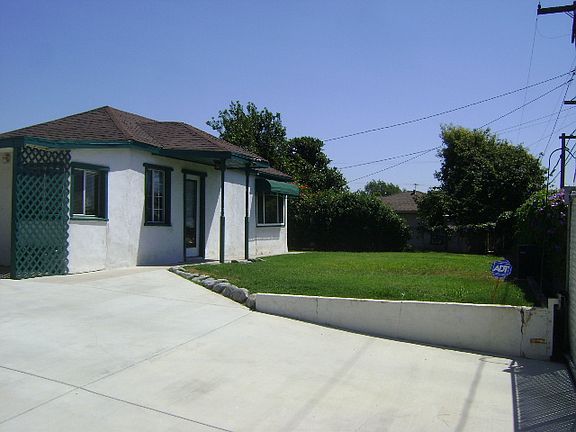 completly fenced in yard