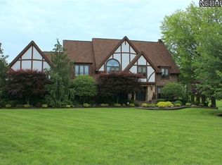 2991 Gatsby Ln, Willoughby Hills, OH 44092