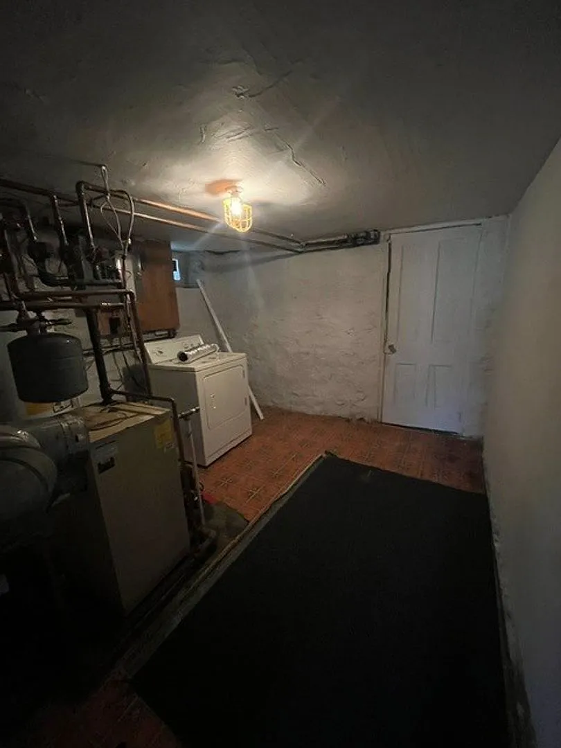 2 Bedroom 1 Bathroom — Photo 3