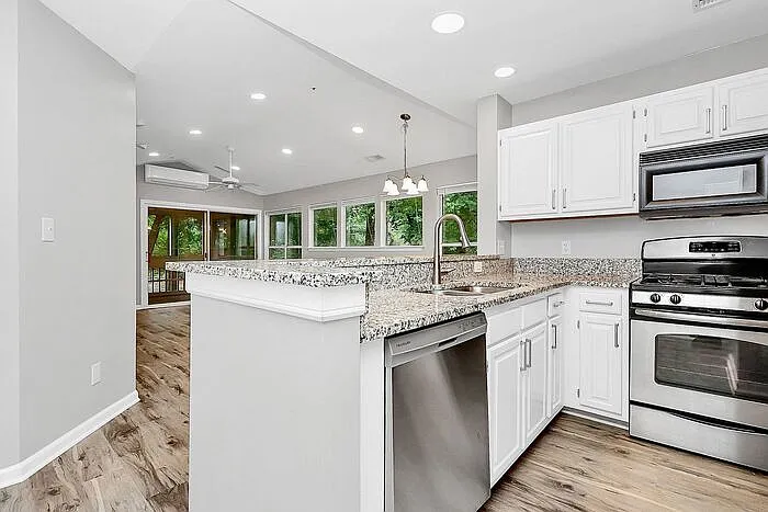 2 bed, 2.0 bath, 962 sqft, $1,725 — Photo 4