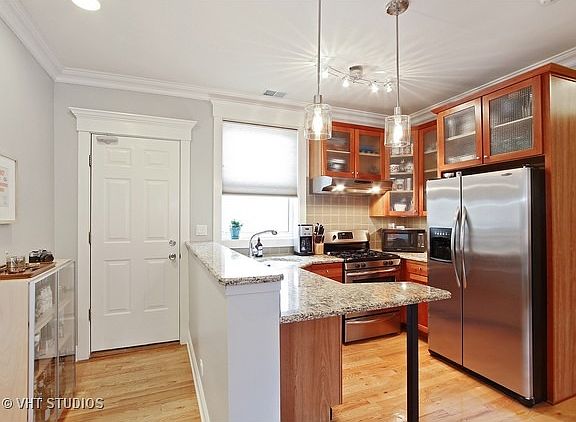 4th image of 2252 W Argyle St Unit 2