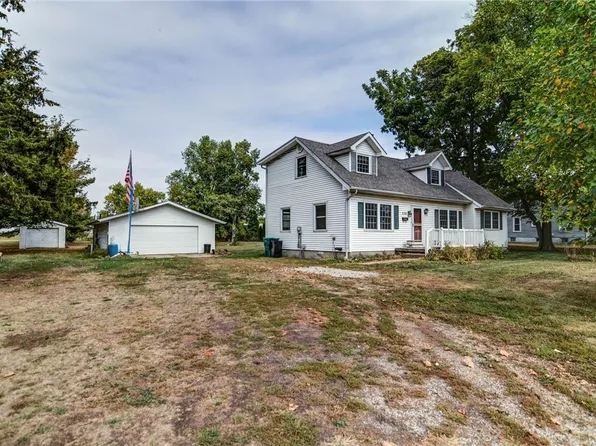 230 W Ward St, Dalton City, IL 61925