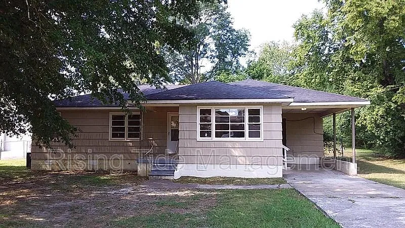 3 bed, 1.0 bath, 1204 sqft, $1,000 — Photo 1