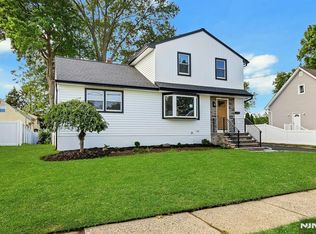 300 John Ochs Dr, Saddle Brook, NJ 07663