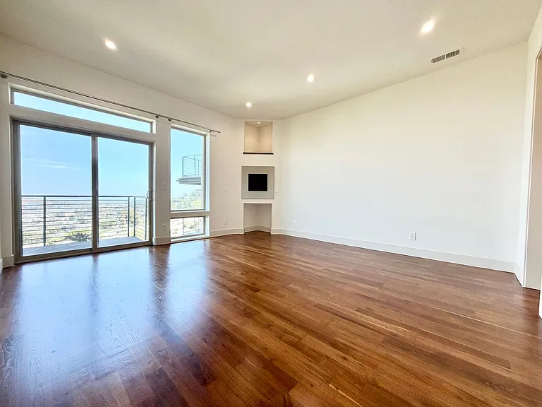 635 Burnett — Photo 10
