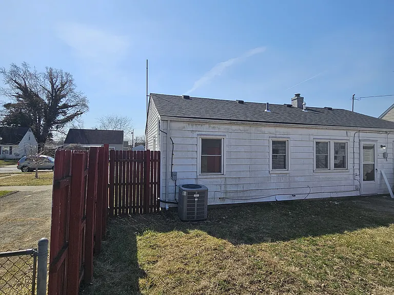 2108 N Hadley Rd — Photo 16