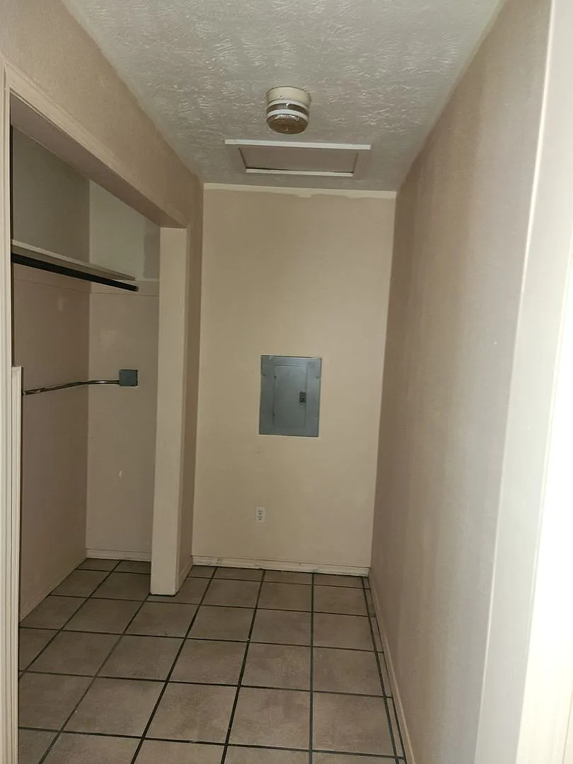 Oxford Apartments — Photo 2