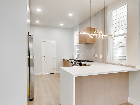 3rd image of 611 Oak St #611
