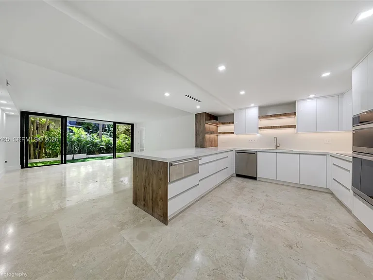 101 Ocean Lane Dr #1017 — Photo 1