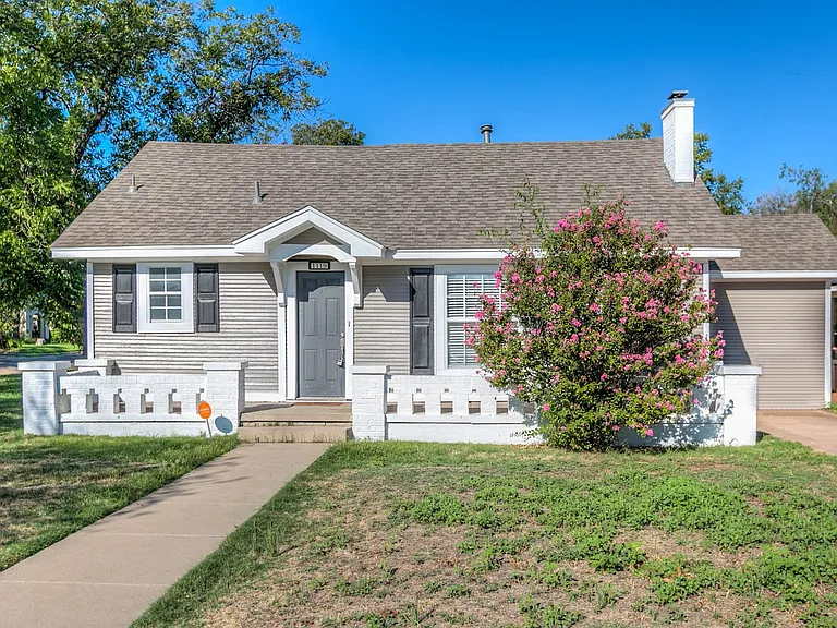 1119 Kenwood Dr — Photo 2