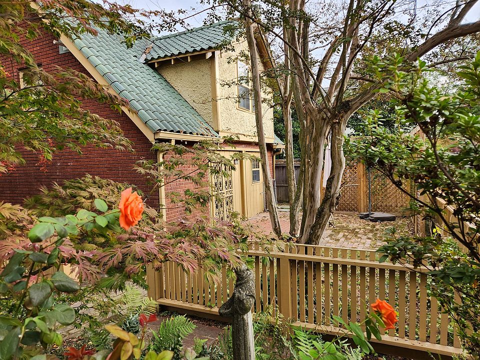 view of front of carriage house