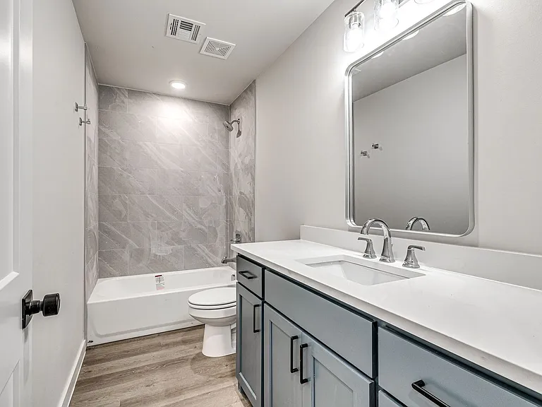 610 W 2nd St #100 — Photo 29