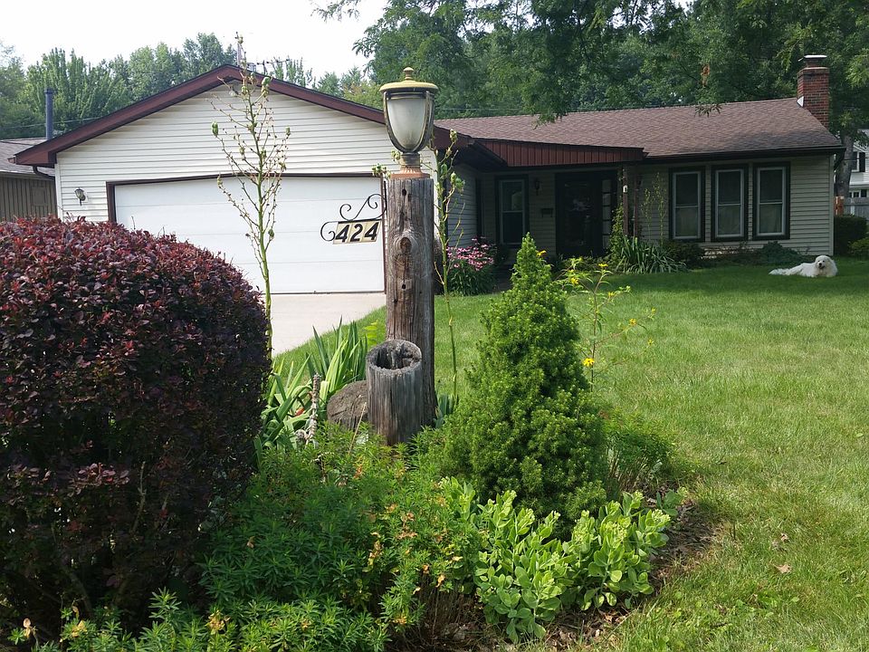 Large front yard, new driveway and roof