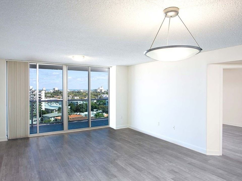 flamingo-point-south-tower-miami-beach-fl-bright-living-room