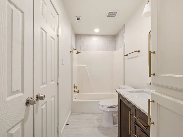 908 Isbell Rd #B — Photo 23