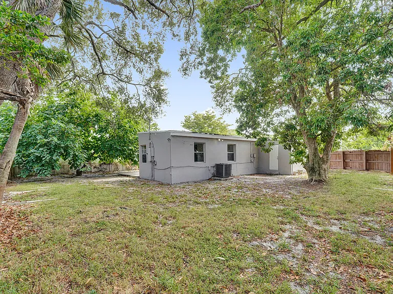 1628 NW 11th St — Photo 25