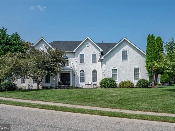 2 Summit Ct, Hockessin, DE 19707