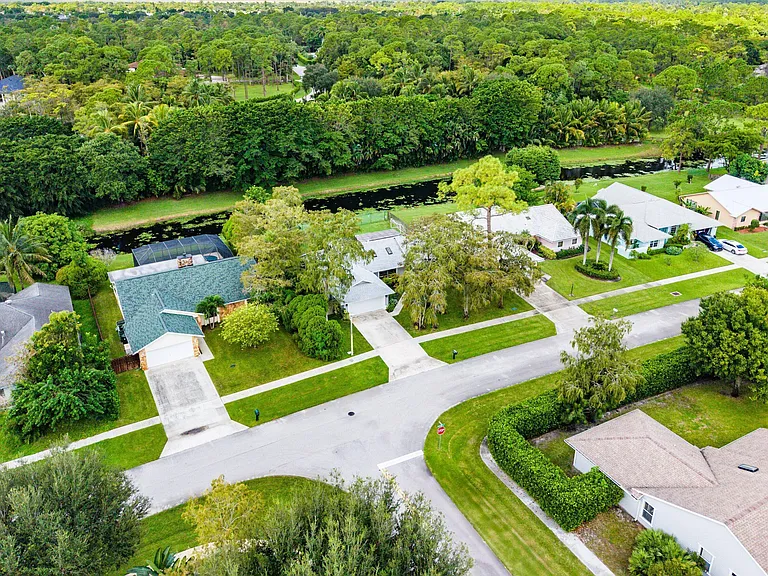 1252 Raintree Ln — Photo 44
