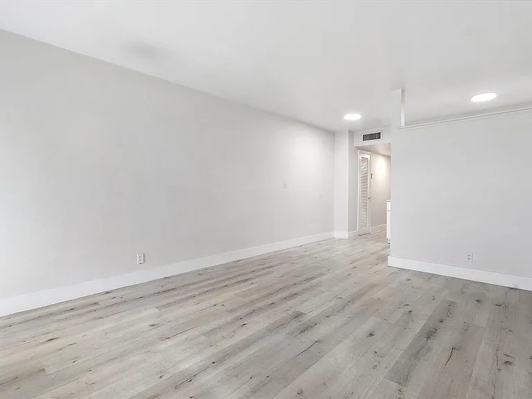 1638 Plunkett St #1 — Photo 9