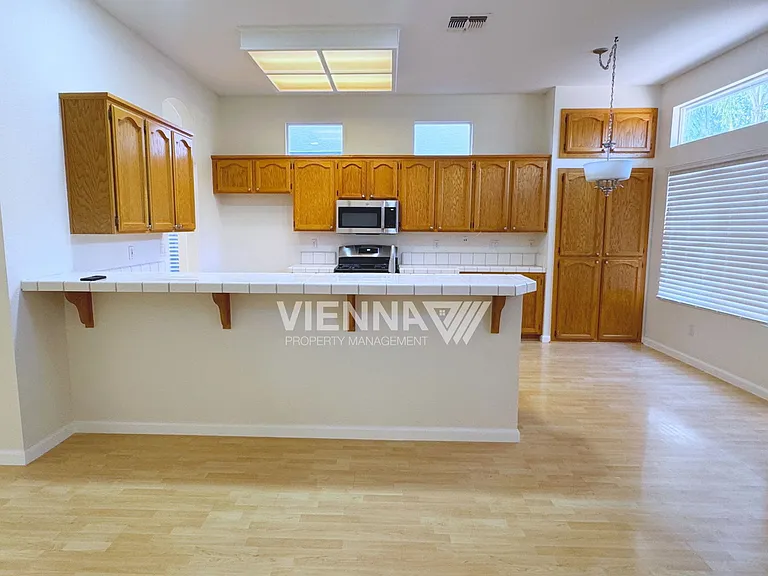 2736 Genesee Dr — Photo 8