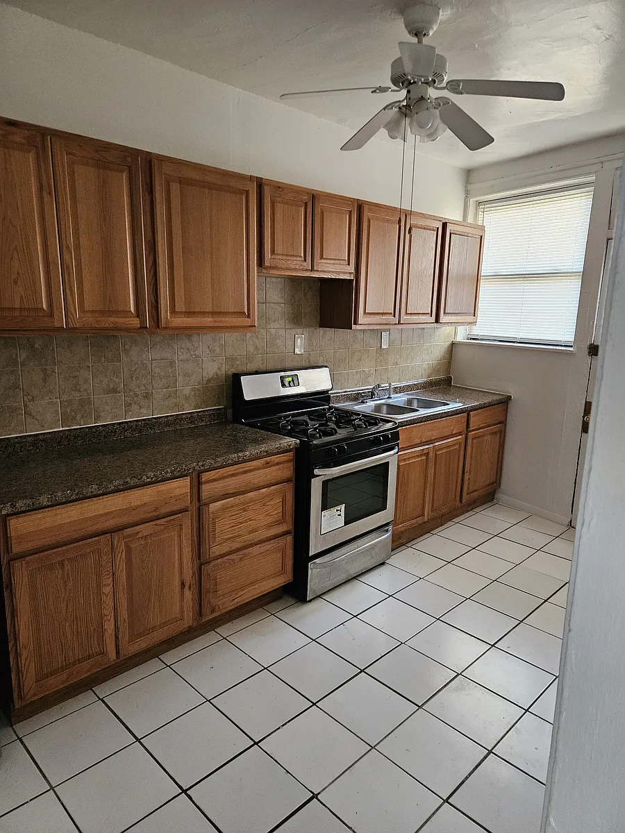 Building Photo - 1239 W Greenleaf Ave #1